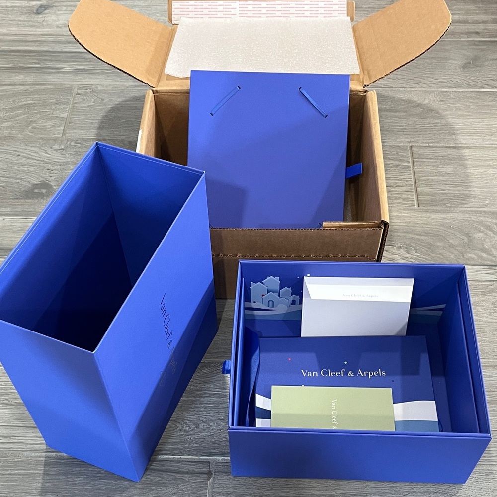 Van Cleef & Arpels Royal Blue Box. Christmas special edition color!